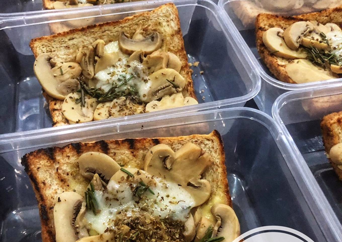 Roti gandum panggang cheesy dengan Jamur dan daun rosemary ala Mommy's Chef