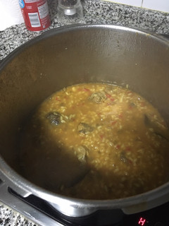 Una foto de Arroz con con conejo caldoso