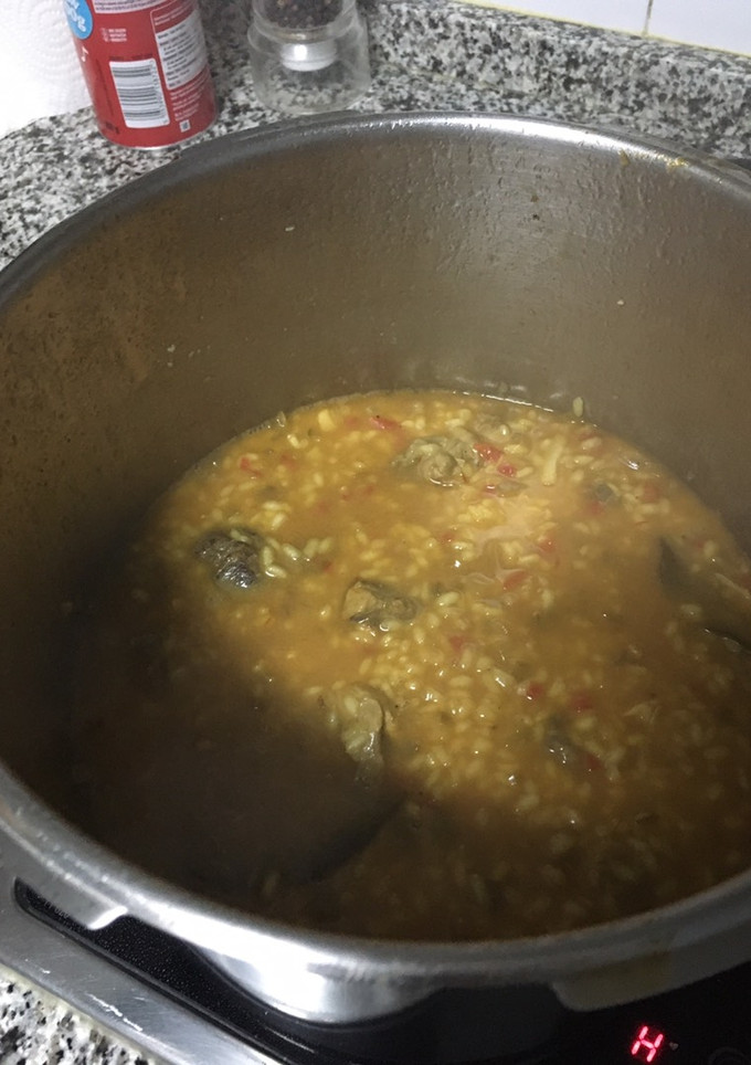Una foto de Arroz con con conejo caldoso