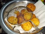 Bomba de papa rellena de queso