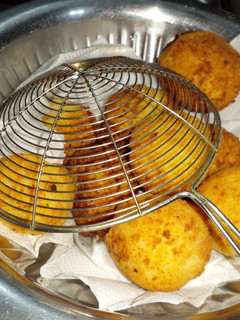 Una foto de Bomba de papa rellena de queso
