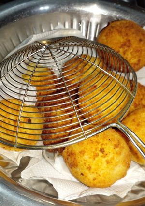 Una foto de Bomba de papa rellena de queso