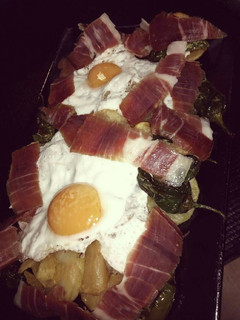 Una foto de Huevos rotos con jamón