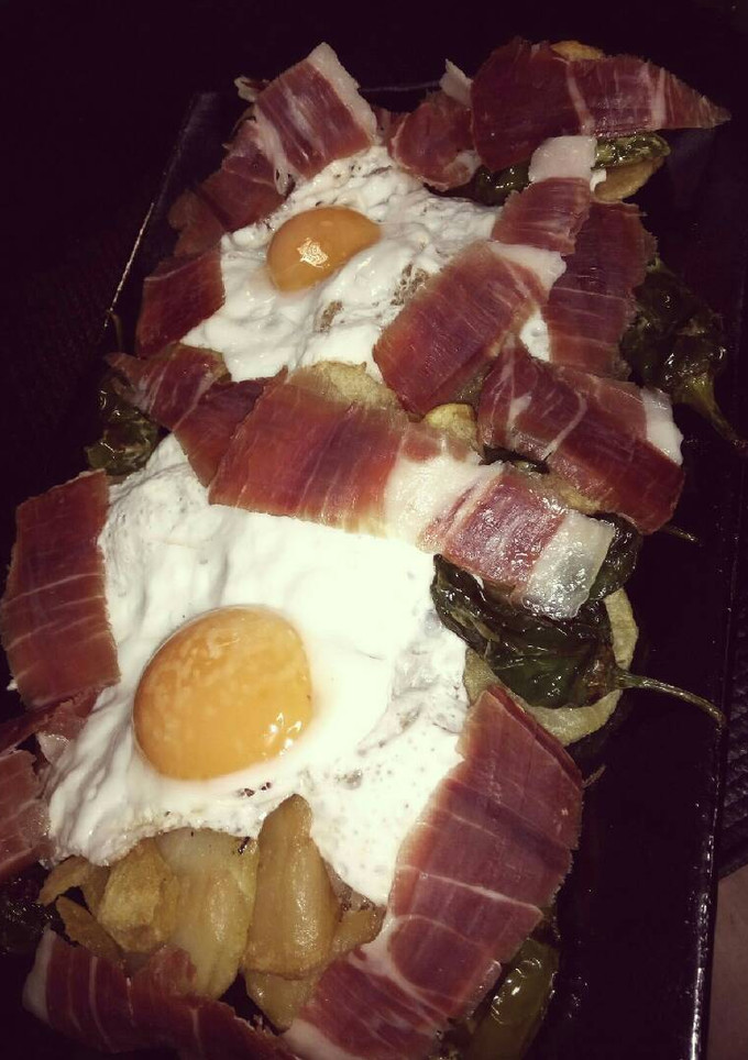 Una foto de Huevos rotos con jamón