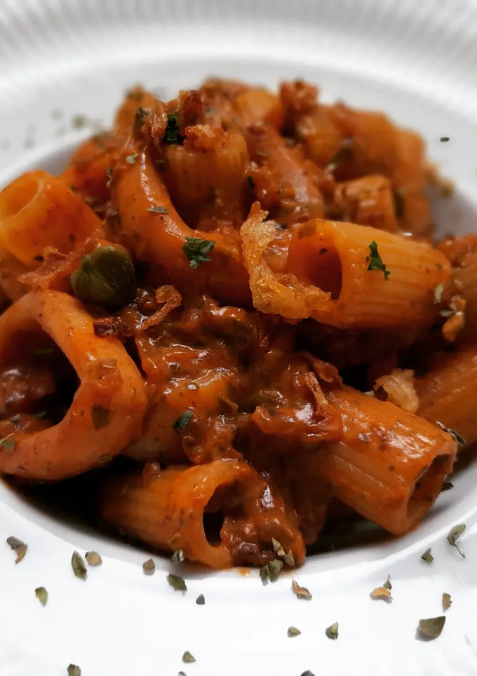 Una foto de Rigatoni picantes con calamar y alcaparras