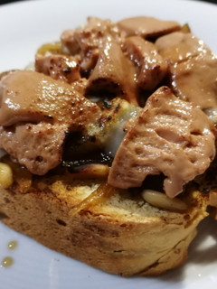 Una foto de Tosta de cebolla, manzana, queso y foie al Pedro Ximénez