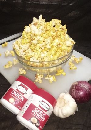 ઓનિઅન અને ગાર્લિક ફ્લેવર્ડ પોપકોર્ન (Onion Garlic Flavoured Popcorn Recipe In Gujarati) રેસીપી મુખ્ય ફોટો