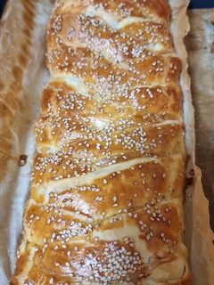 Una foto de Trenza de hojaldre de pavo y queso