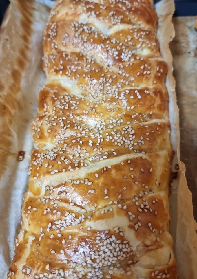 Una foto de Trenza de hojaldre de pavo y queso