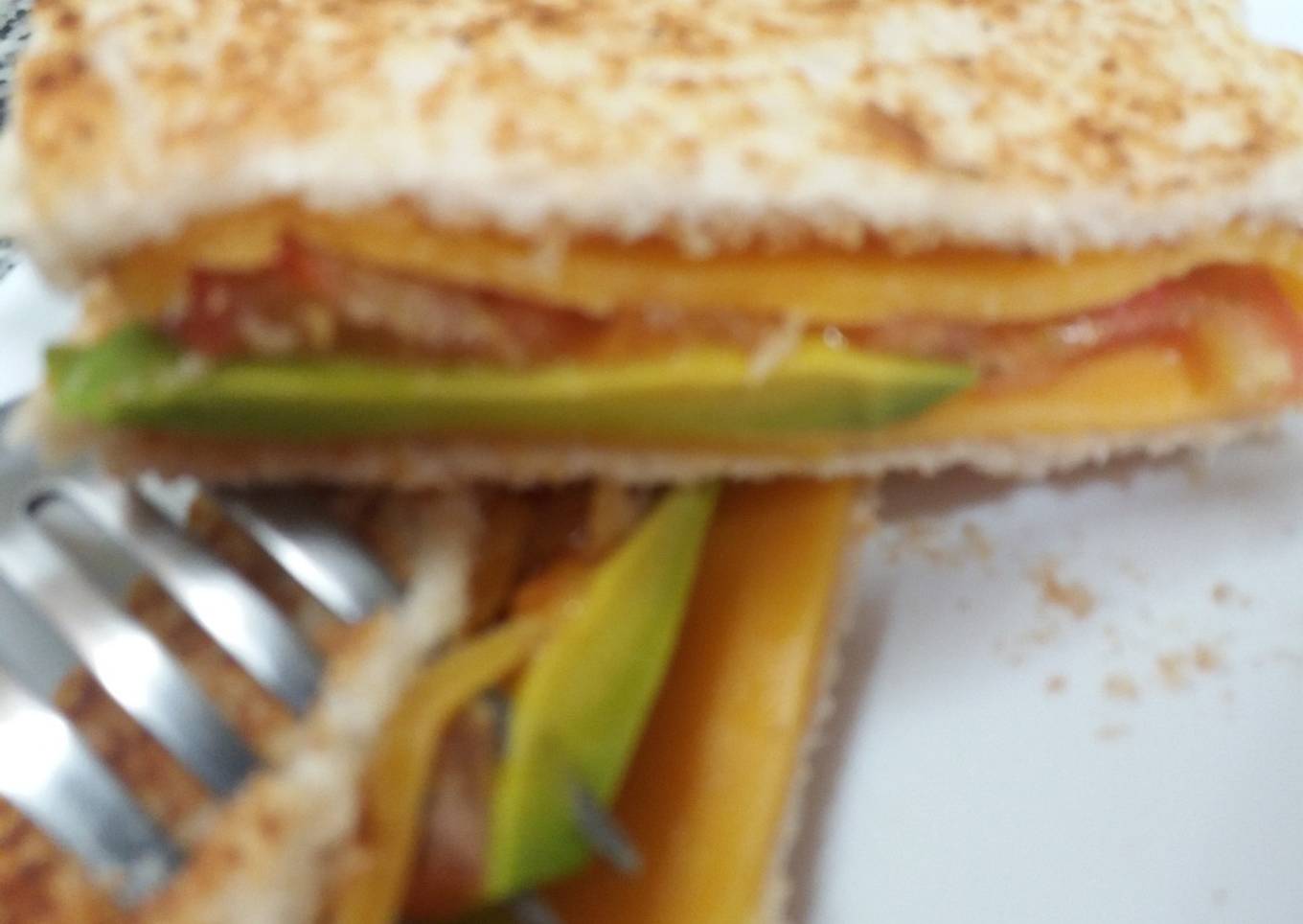 Sándwich de queso cheddar y aguacate