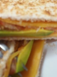 Una foto de Sándwich de queso cheddar y aguacate