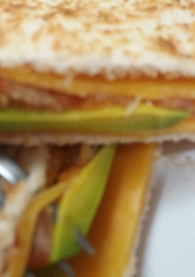 Una foto de Sándwich de queso cheddar y aguacate