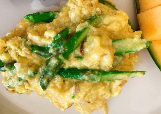 Scrambled eggs with Asparagus with Fontina, Gruyere and Gouda cheese