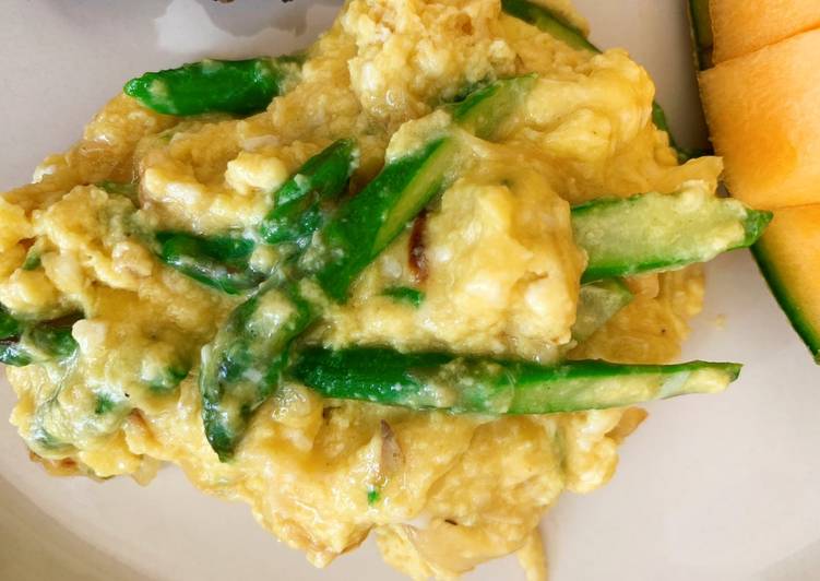 Scrambled eggs with Asparagus with Fontina, Gruyere and Gouda cheese Scrambled eggs with Asparagus with Fontina, Gruyere and Gouda cheese