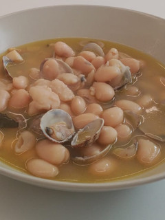 Una foto de Alubias con almejas