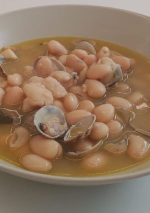 Una foto de Alubias con almejas