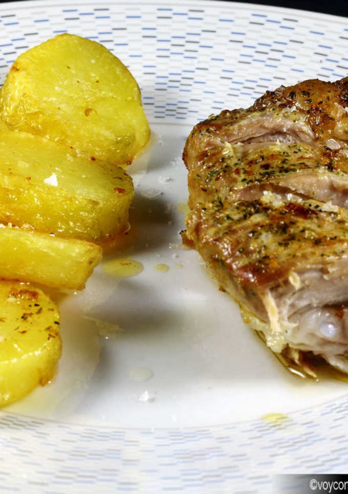 Una foto de Costilla de cerdo al horno con patatas