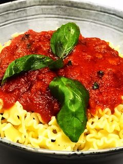 Una foto de Pasta con salsa de tomate, albahaca y chorizo