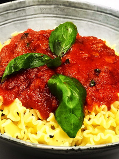 Una foto de Pasta con salsa de tomate, albahaca y chorizo