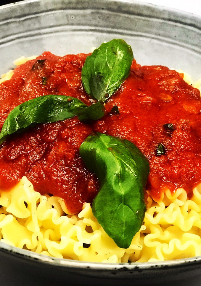 Una foto de Pasta con salsa de tomate, albahaca y chorizo