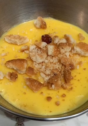 A picture of Diet mango custard 🍮 with honey 🍯.