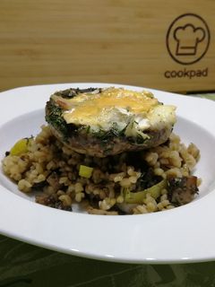 Tarjával, camemberttel töltött gomba, bulgur ágyon recept fotója