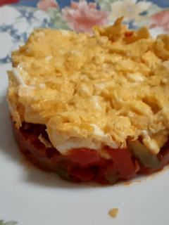 Una foto de Huevos revueltos con fritada de pimientos y jamón