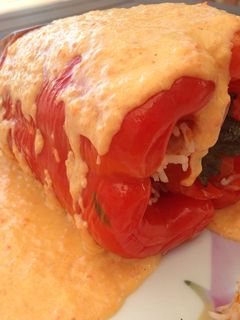 Una foto de Pimientos rellenos de arroz y Olivas