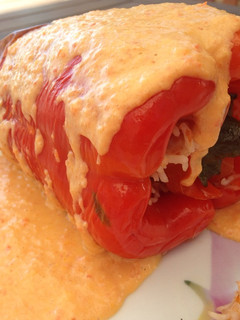 Una foto de Pimientos rellenos de arroz y Olivas
