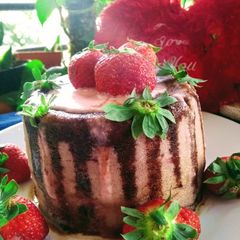 A picture of Strawberry cake chocolate sauce.