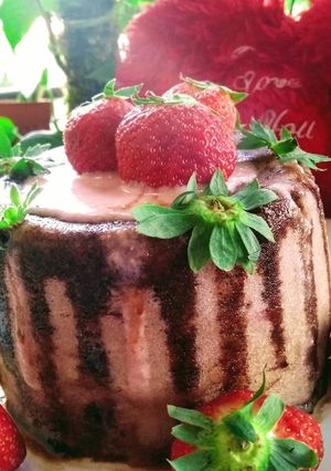 A picture of Strawberry cake chocolate sauce.