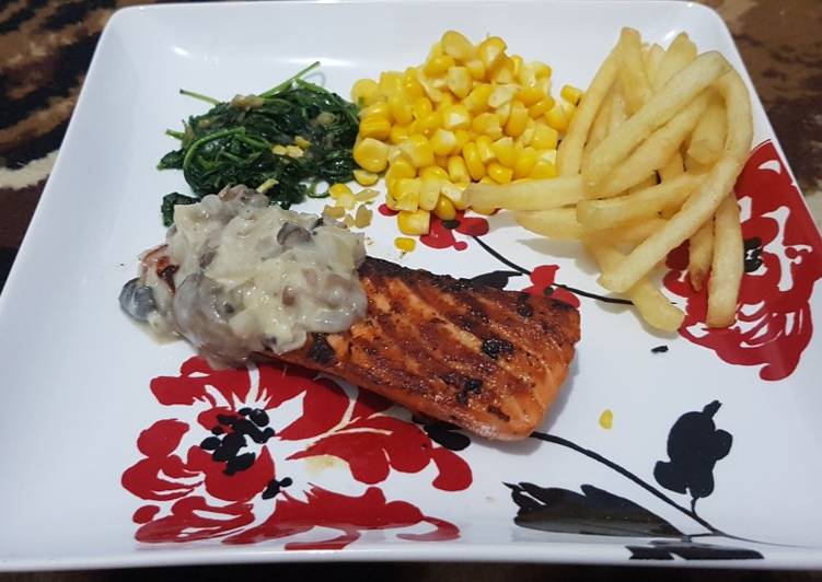 Salmon panggang teflon mushroom sauce with tumis bayam