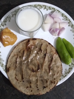 બાજરા ના રોટલા (Bajra Rotla Recipe In Gujarati) રેસીપી મુખ્ય ફોટો