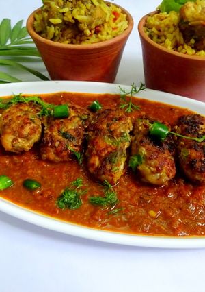 A picture of Smoked Chicken keema chop with gravy.