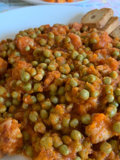 Una foto de Guisantes con salchicha y tomate