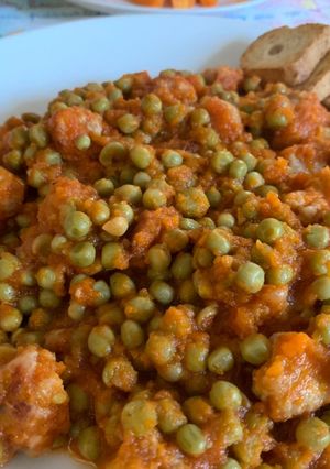 Una foto de Guisantes con salchicha y tomate