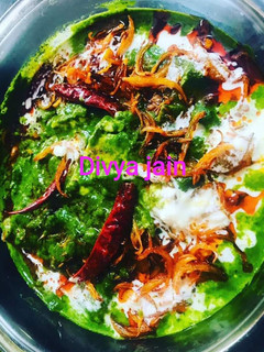 A picture of Lehsoni paneer palak.