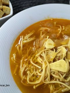 Una foto de Sopa de pollo con champiñón oro y especias chinas