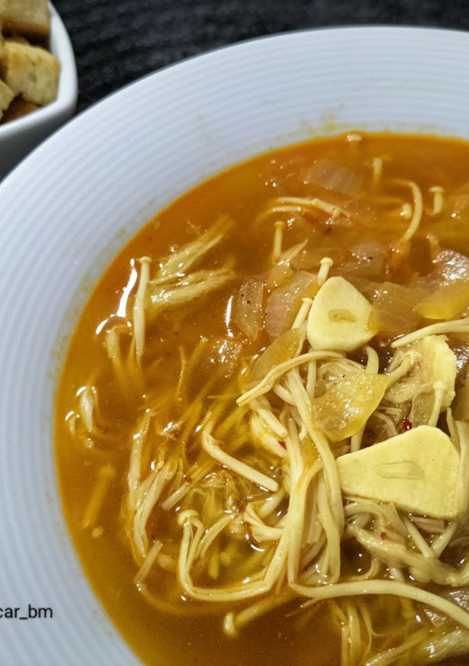 Una foto de Sopa de pollo con champiñón oro y especias chinas