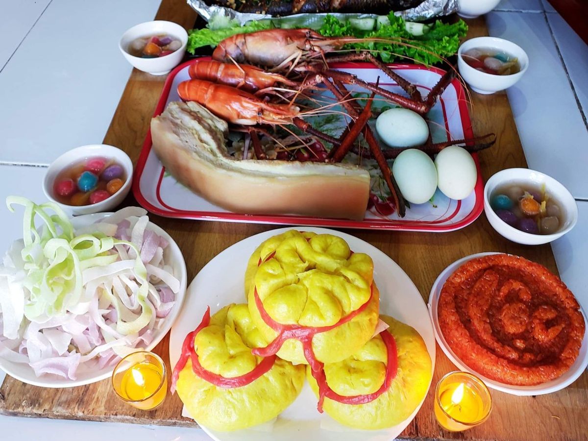 Mâm cúng Ông Địa Thần Tài có món tôm càng xanh luộc