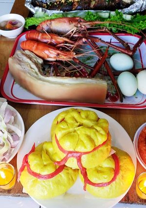 Hình của món Mâm cúng Ông Địa Thần Tài có món tôm càng xanh luộc.