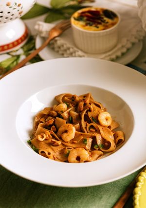 Foto di Pappardelle al Caffè in Bisque di gamberi al Whisky torbato, nocciole e profumo di limone