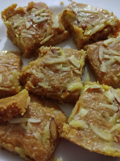 મોહનથાળ(mohan thal recipe in gujarati) રેસીપી મુખ્ય ફોટો