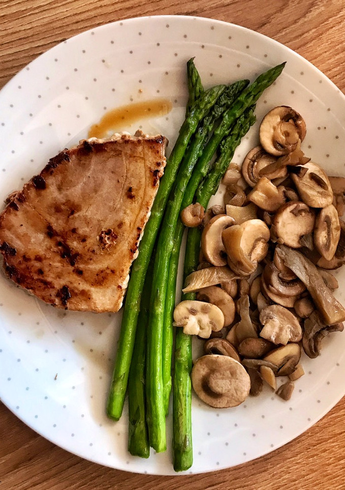 Una foto de Atún con espárragos trigueros, setas y champiñones 🍄🐟