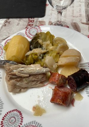 Une photo de Travers de porc avec des saucisses aux légumes