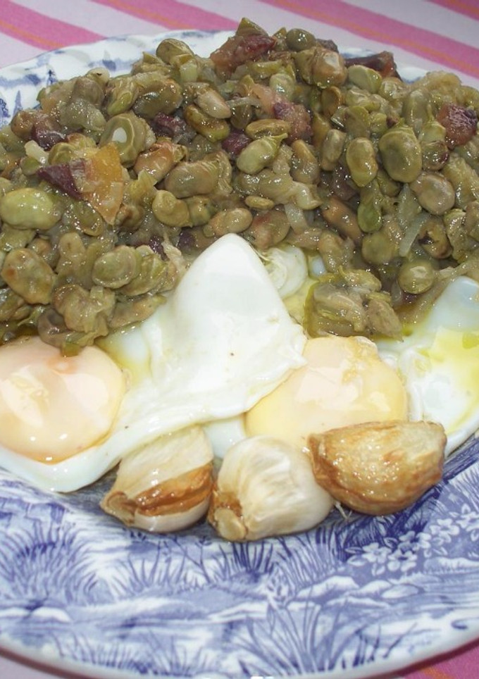 Una foto de Habas con jamón y huevos fritos