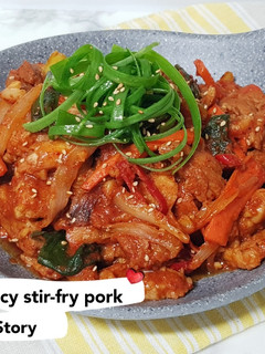 A picture of Korean spicy stir-fry pork(Jeyuk bokkeum).