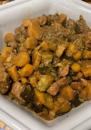 Une photo de Panais et courgettes au poulet et bouillon de champignons