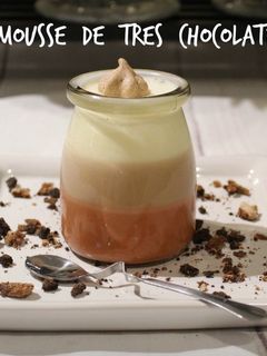 Una foto de Mousse de tres chocolates