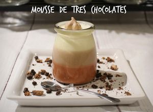 Una foto de Mousse de tres chocolates